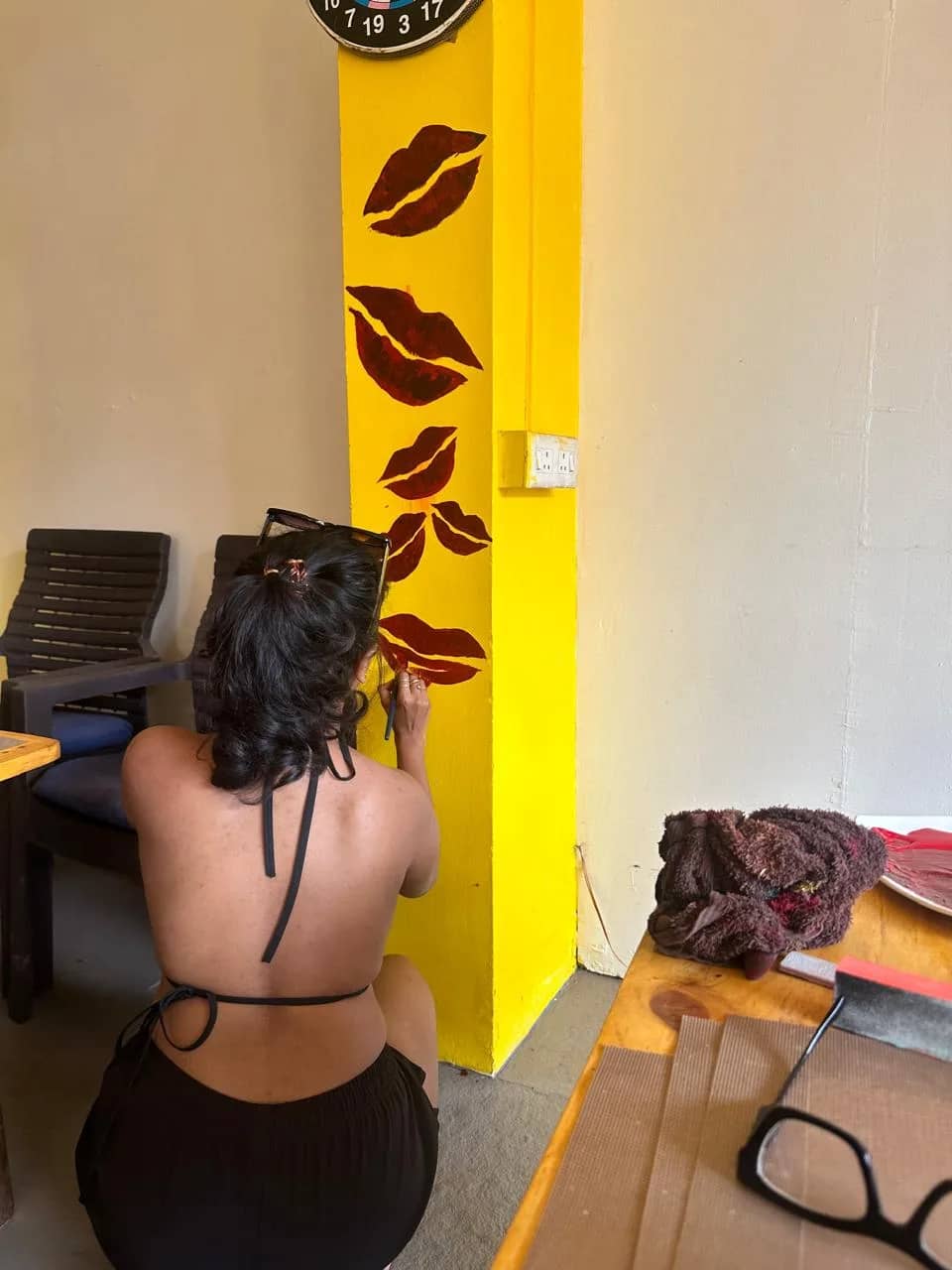 Chaitra Ram guiding canvas painting during a real art retreat
